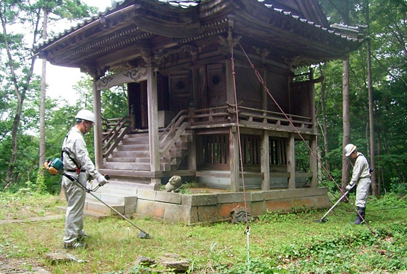 越知神社の清掃を行いました。